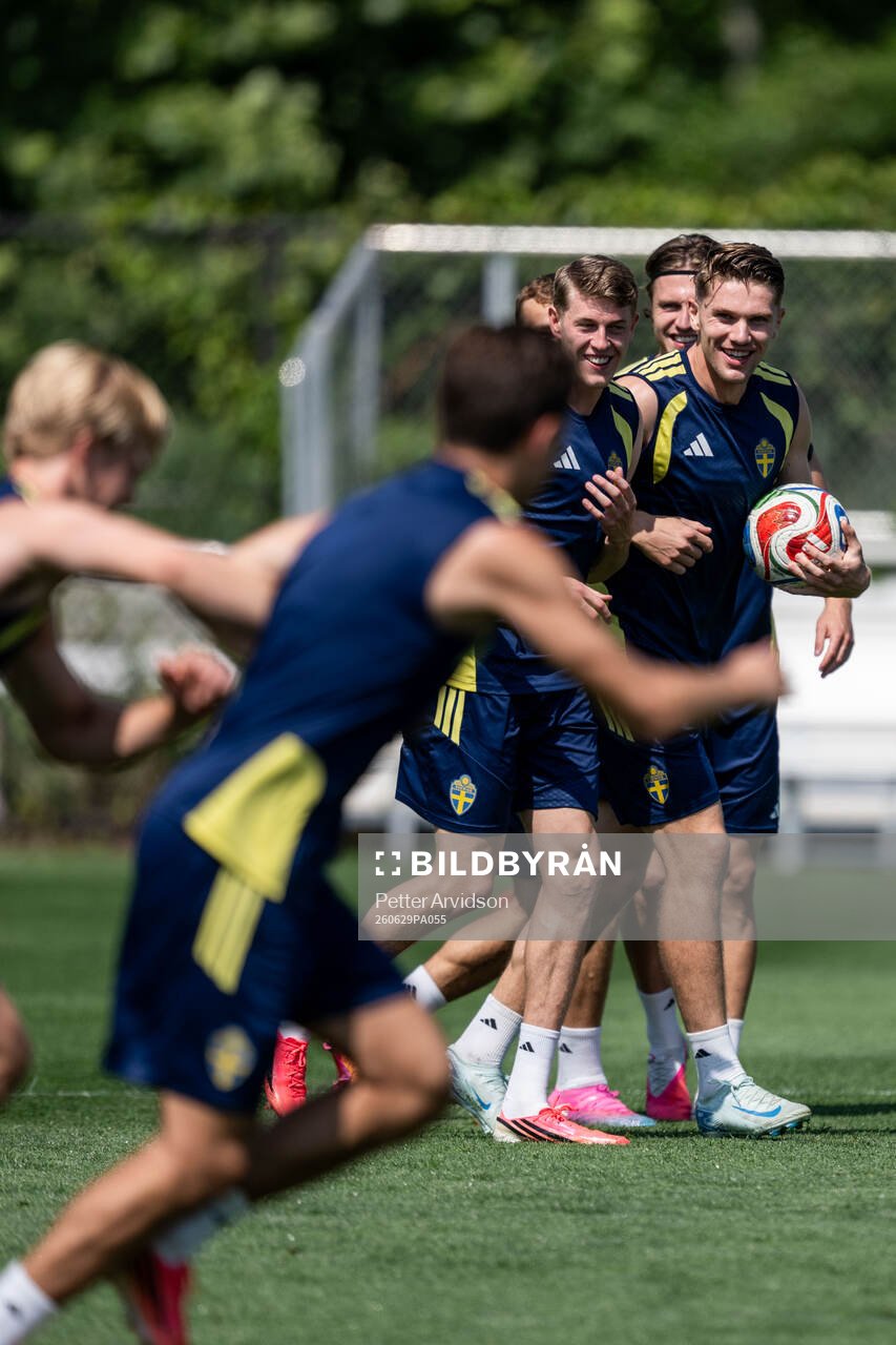Alexander Bernhardsson and Viktor Gyökeres of the Swedish