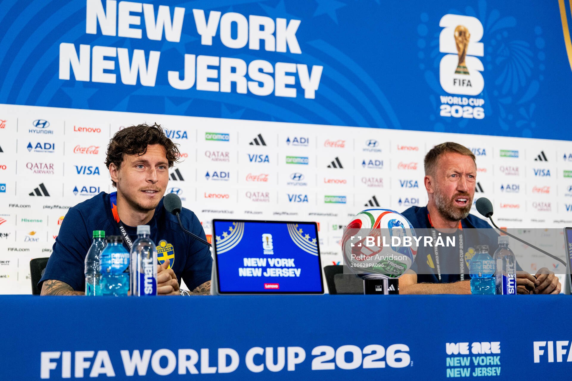 Victor Nilsson Lindelöf and Graham Potter of the Swedish