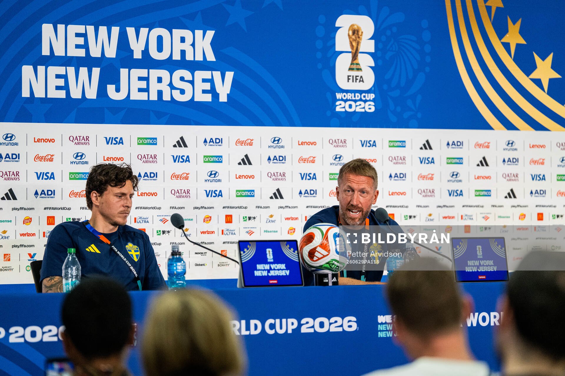 Victor Nilsson Lindelöf and Graham Potter of the Swedish