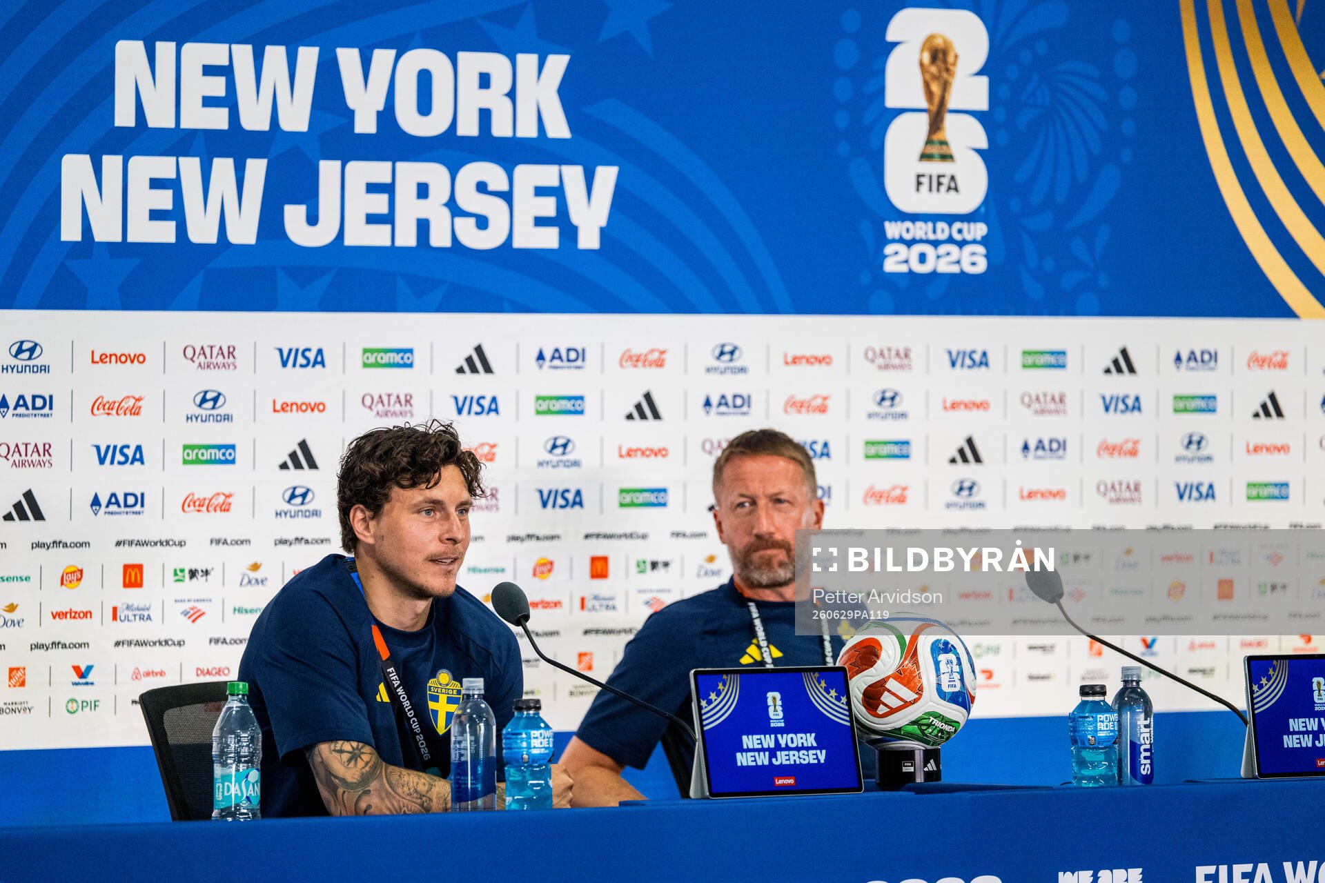 Victor Nilsson Lindelöf and Graham Potter of the Swedish