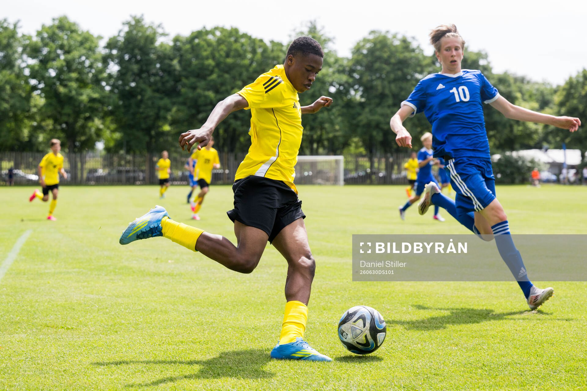 Lag1s Mikel Alex, IFK Göteborg och Lag2s Edvin Karlsson,