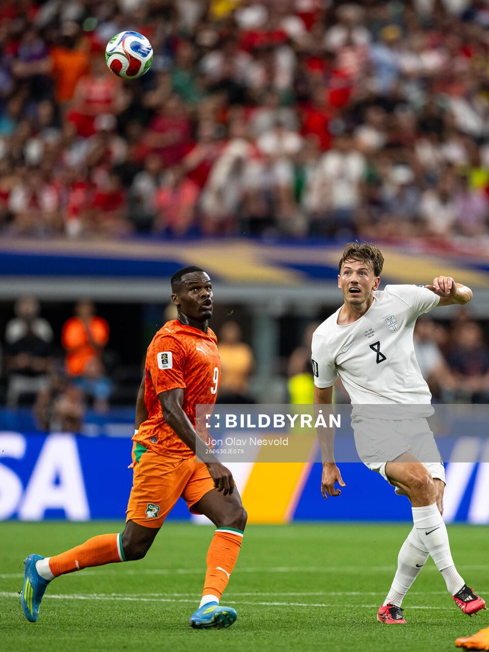 Ange-Yoan Bonny of Côte d'Ivoire and Sander Berge of Norway