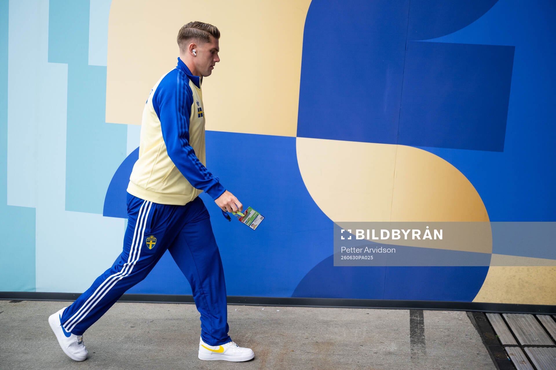 Viktor Gyökeres of Sweden arrives
