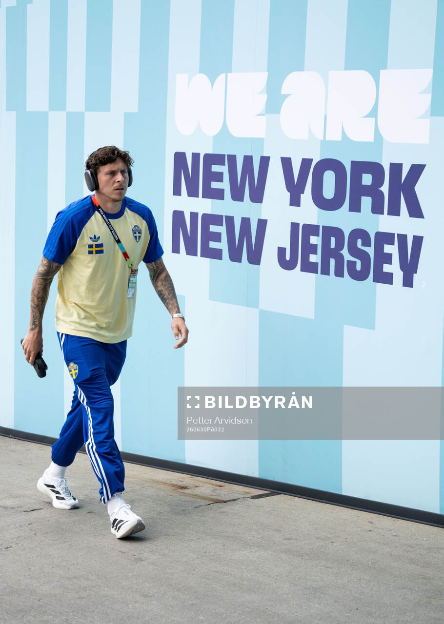 Victor Nilsson Lindelöf of Sweden arrives