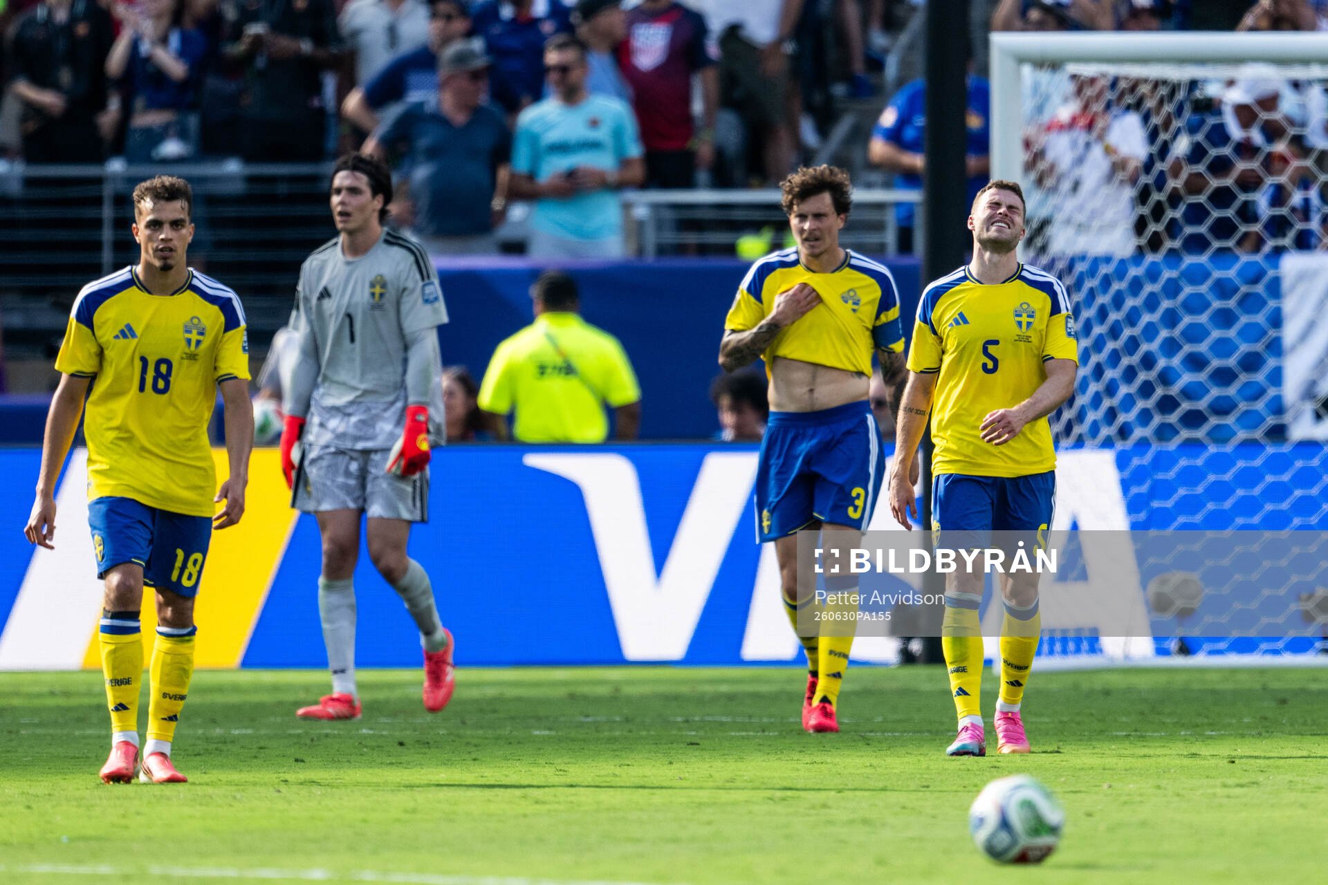 Yasin Ayari, goalkeeper Jacob Widell Zetterström, Victor