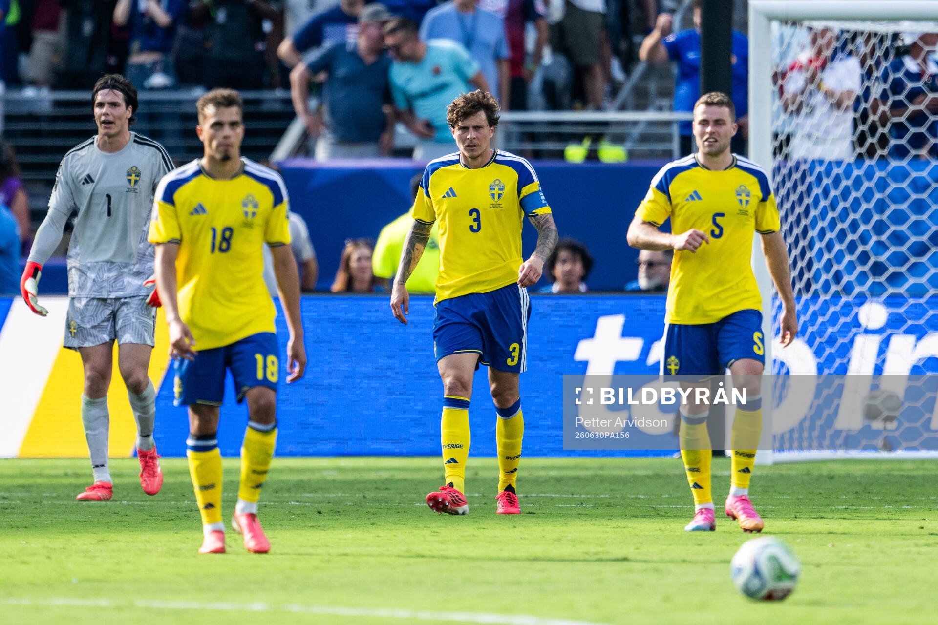 Yasin Ayari, goalkeeper Jacob Widell Zetterström, Victor