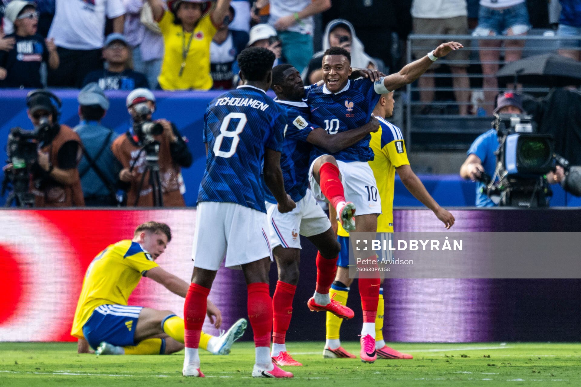 Kylian Mbappe and Ousmane Dembele of France celebrate