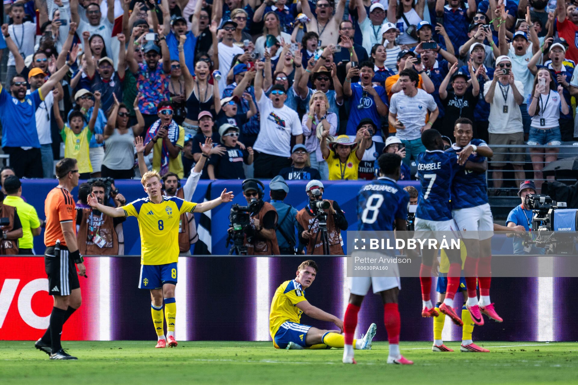 Daniel Svensson and Viktor Gyökeres of Sweden look