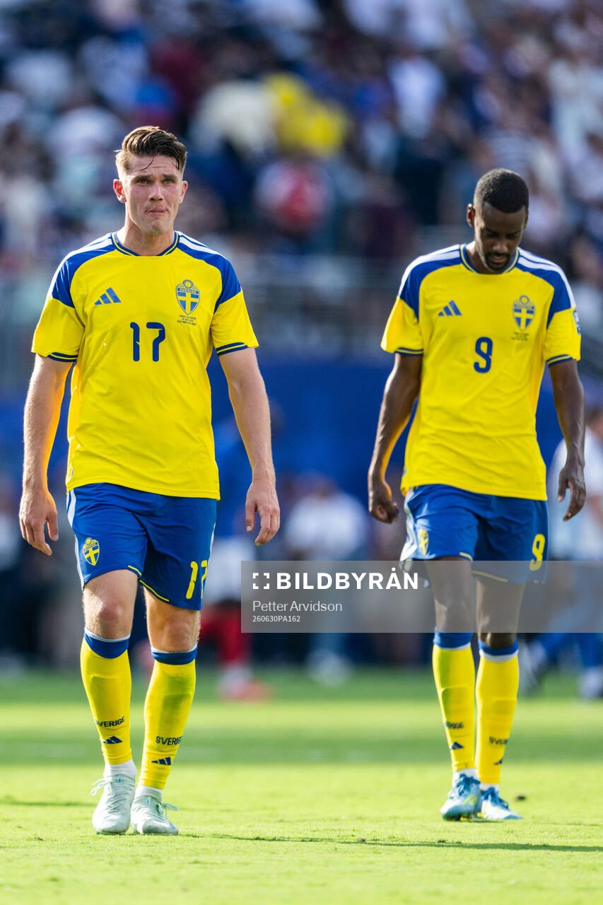Viktor Gyökeres and Alexander Isak of Sweden look dejected