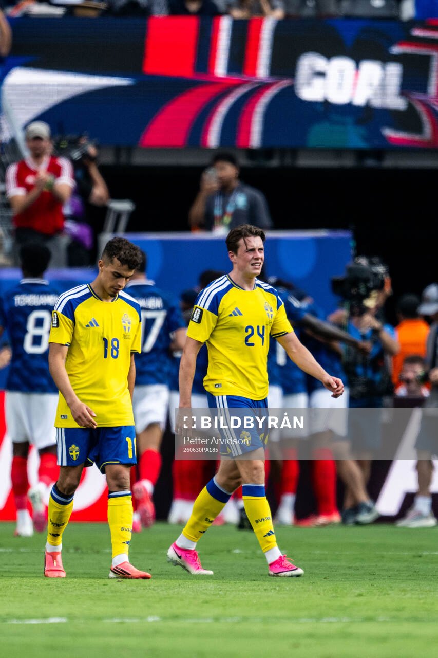 Yasin Ayari and Elliot Stroud of Sweden look dejected