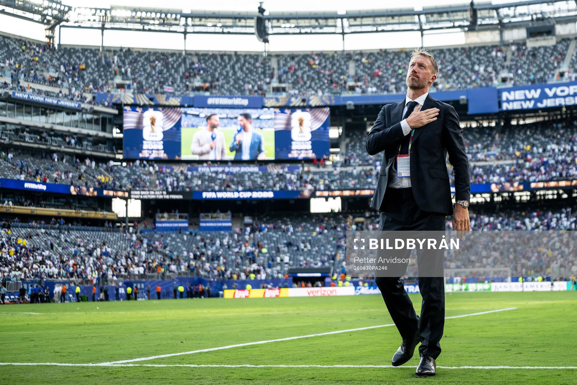 Head coach Graham Potter of Sweden looks dejected