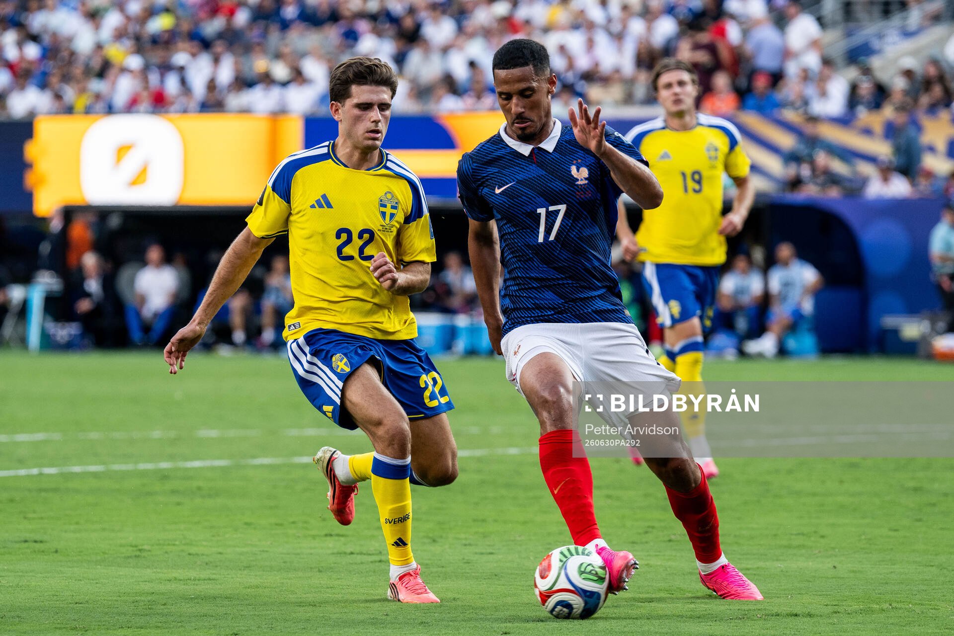 Besfort Zeneli of Sweden and William Saliba of France