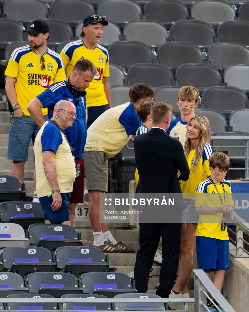 Head coach Graham Potter of Sweden with his wife Rachel