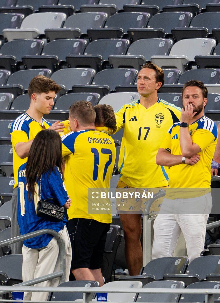 Viktor Gyökeres of Sweden with his father, girlfriend Ines
