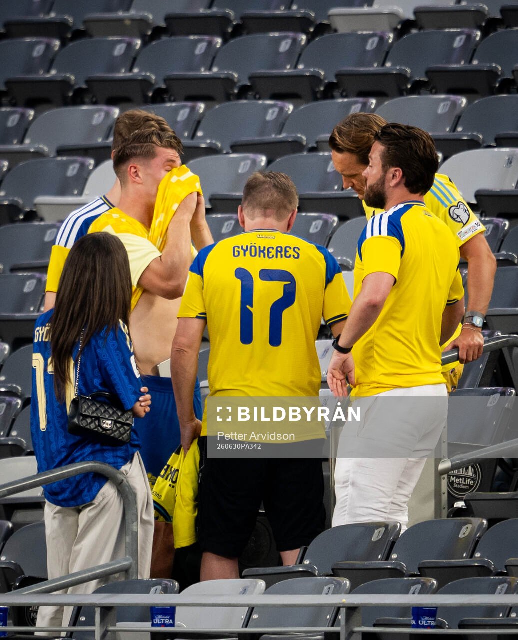 Viktor Gyökeres of Sweden with his father, girlfriend Ines