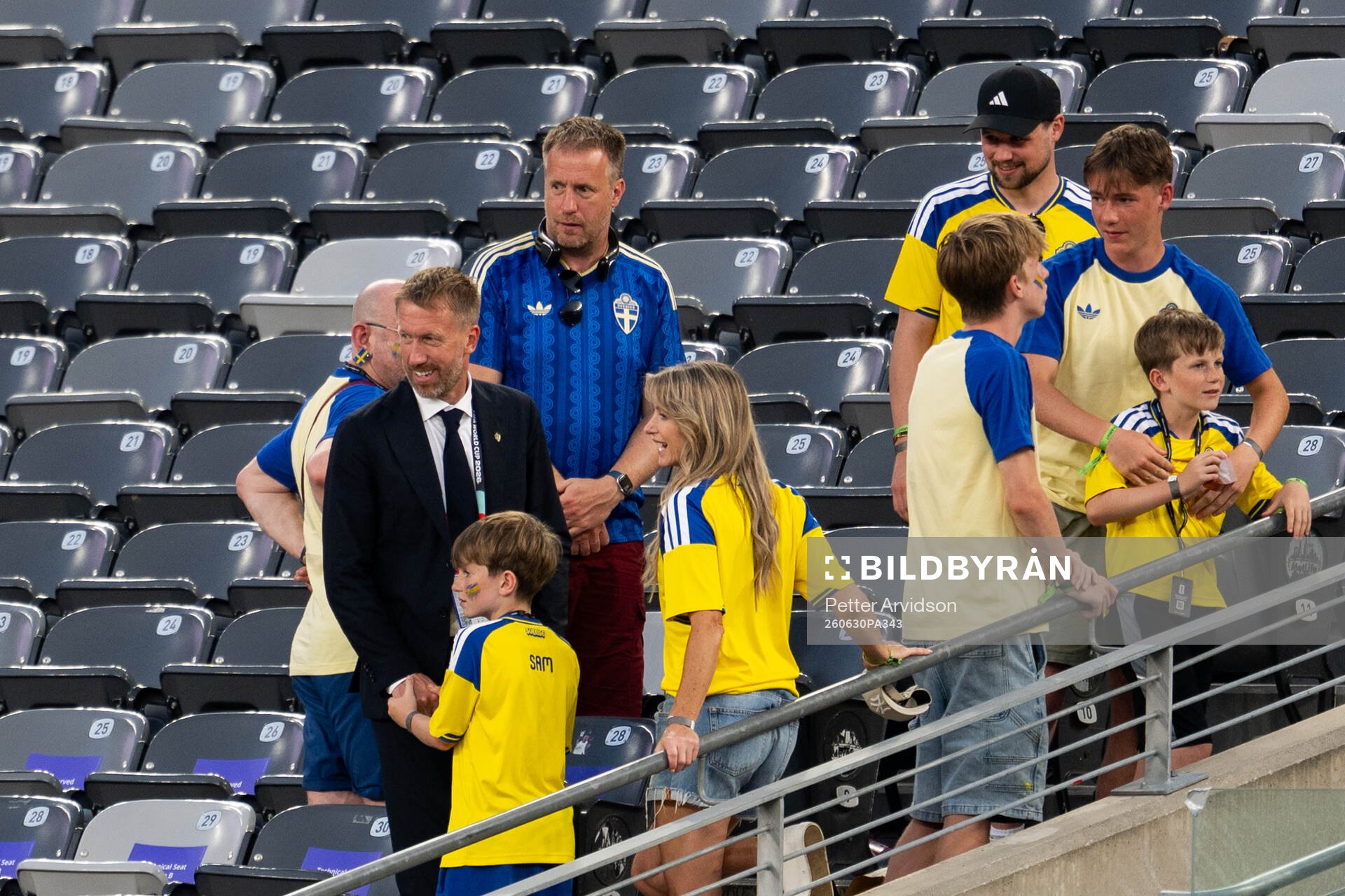 Head coach Graham Potter of Sweden with his wife Rachel