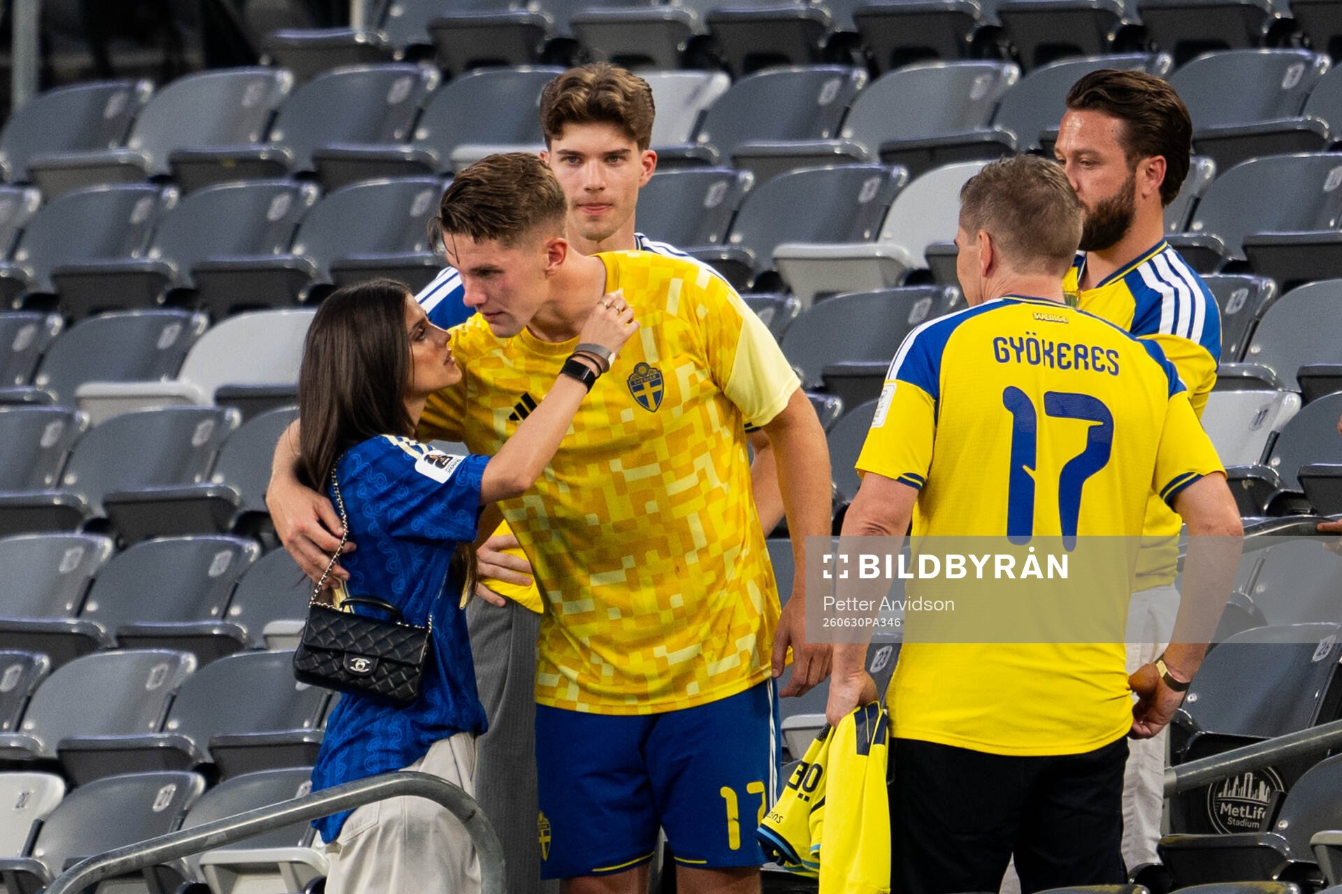 Viktor Gyökeres of Sweden with his girlfriend Ines Aguiar,