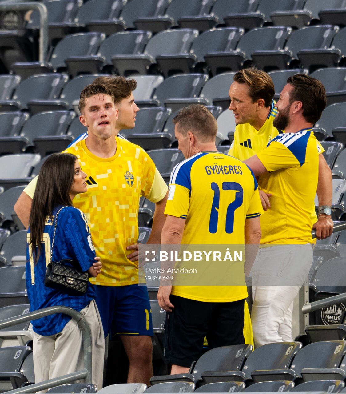 Viktor Gyökeres of Sweden with his father, girlfriend Ines
