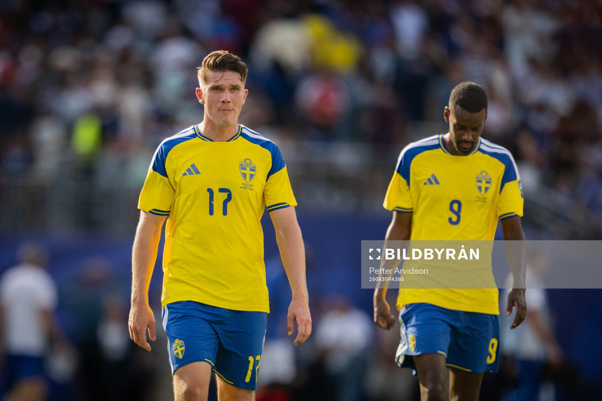 Viktor Gyökeres and Alexander Isak of Sweden looks dejected