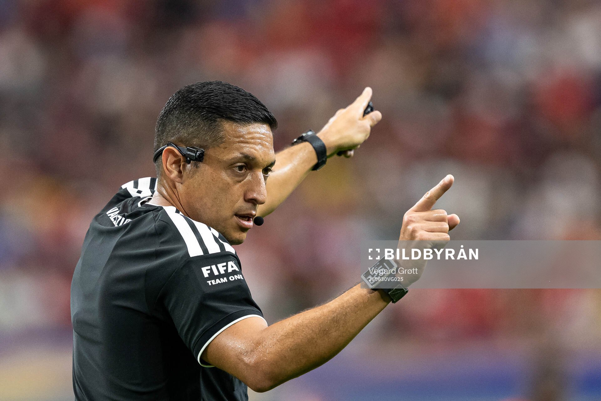 Referee Jesus Valenzuela