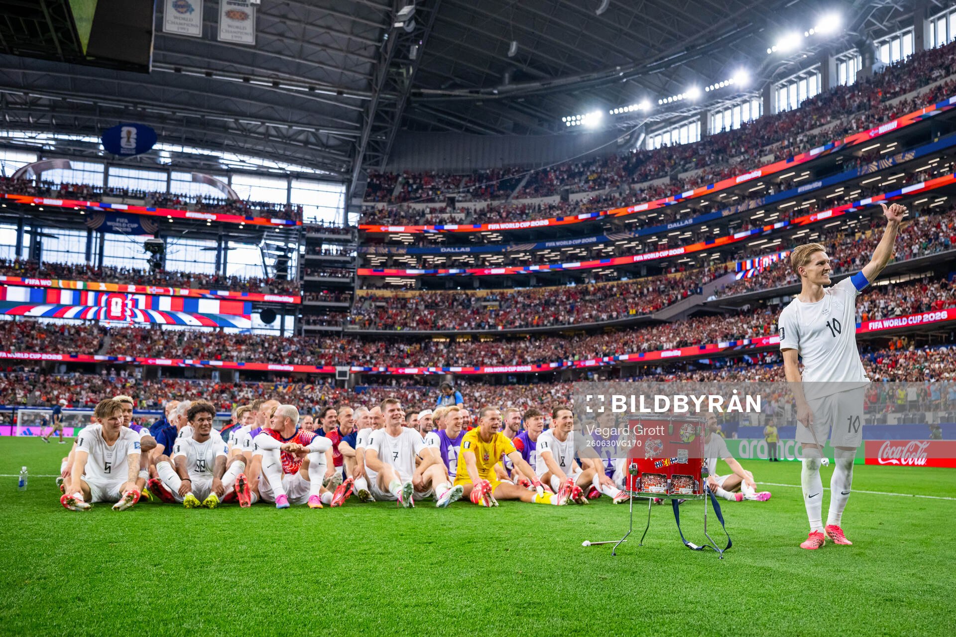 Martin Ødegaard, players and staff of Norway celebrate
