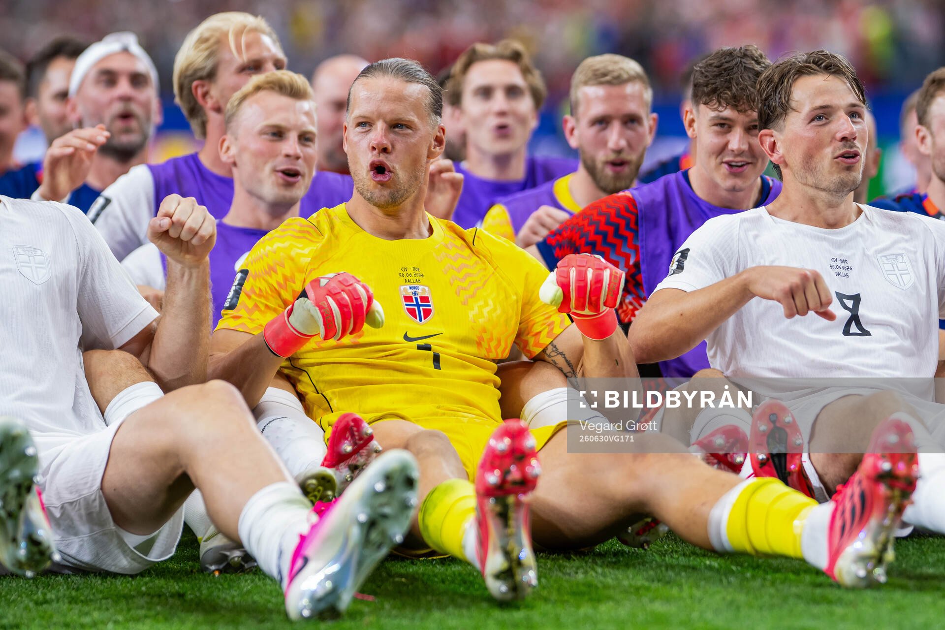 Goalkeeper Ørjan Nyland, players and staff of Norway