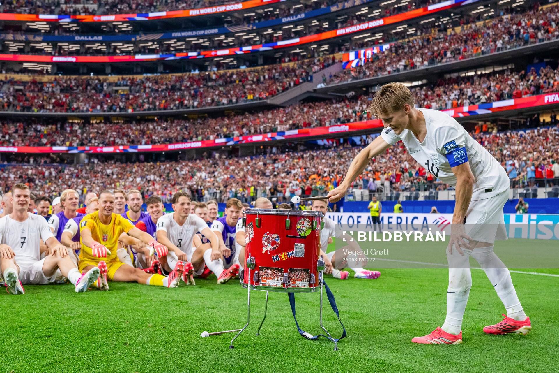 Martin Ødegaard, players and staff of Norway celebrate