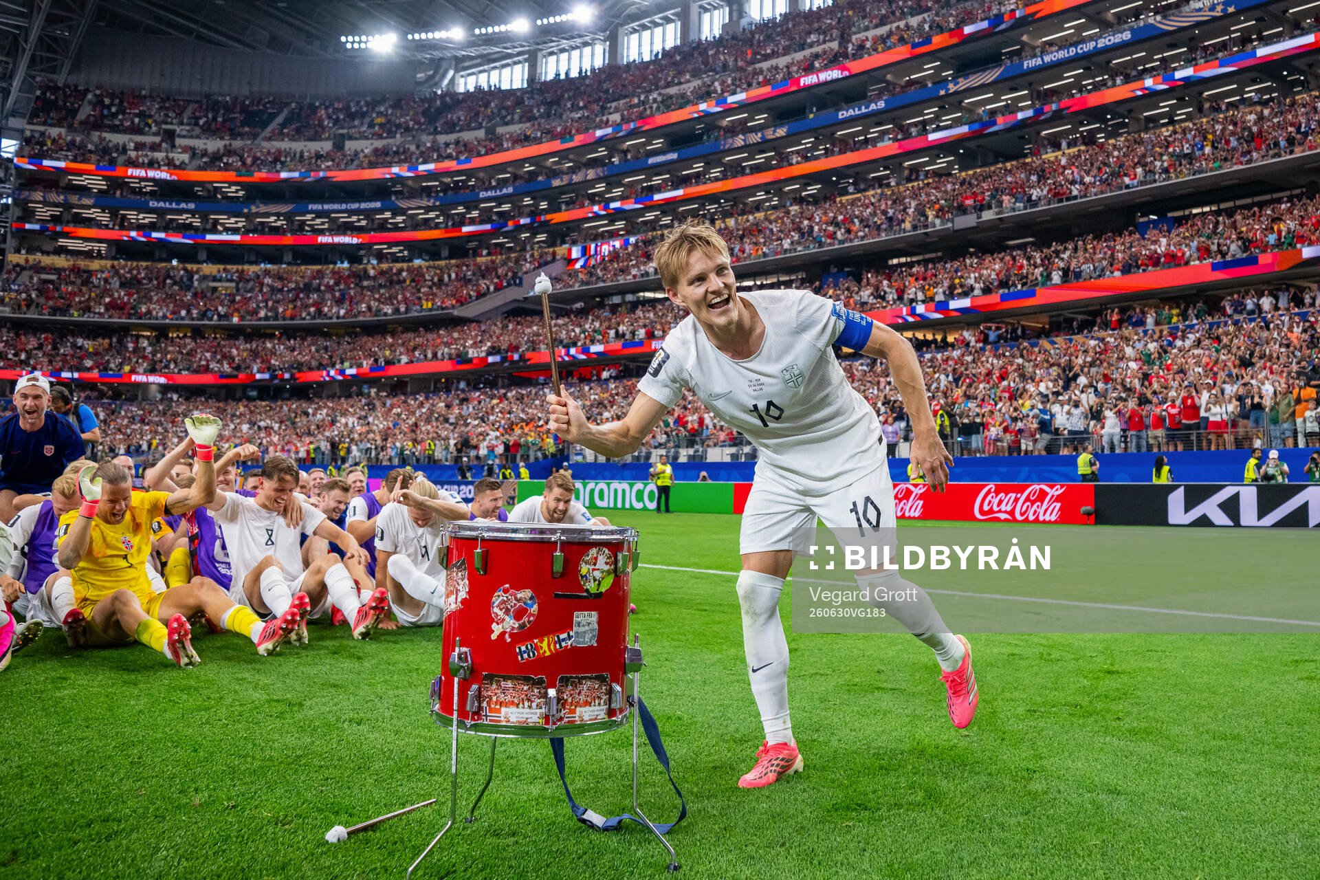 Martin Ødegaard, players and staff of Norway celebrate