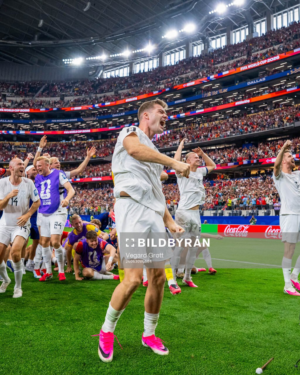 Alexander Sørloth and players of Norway celebrate