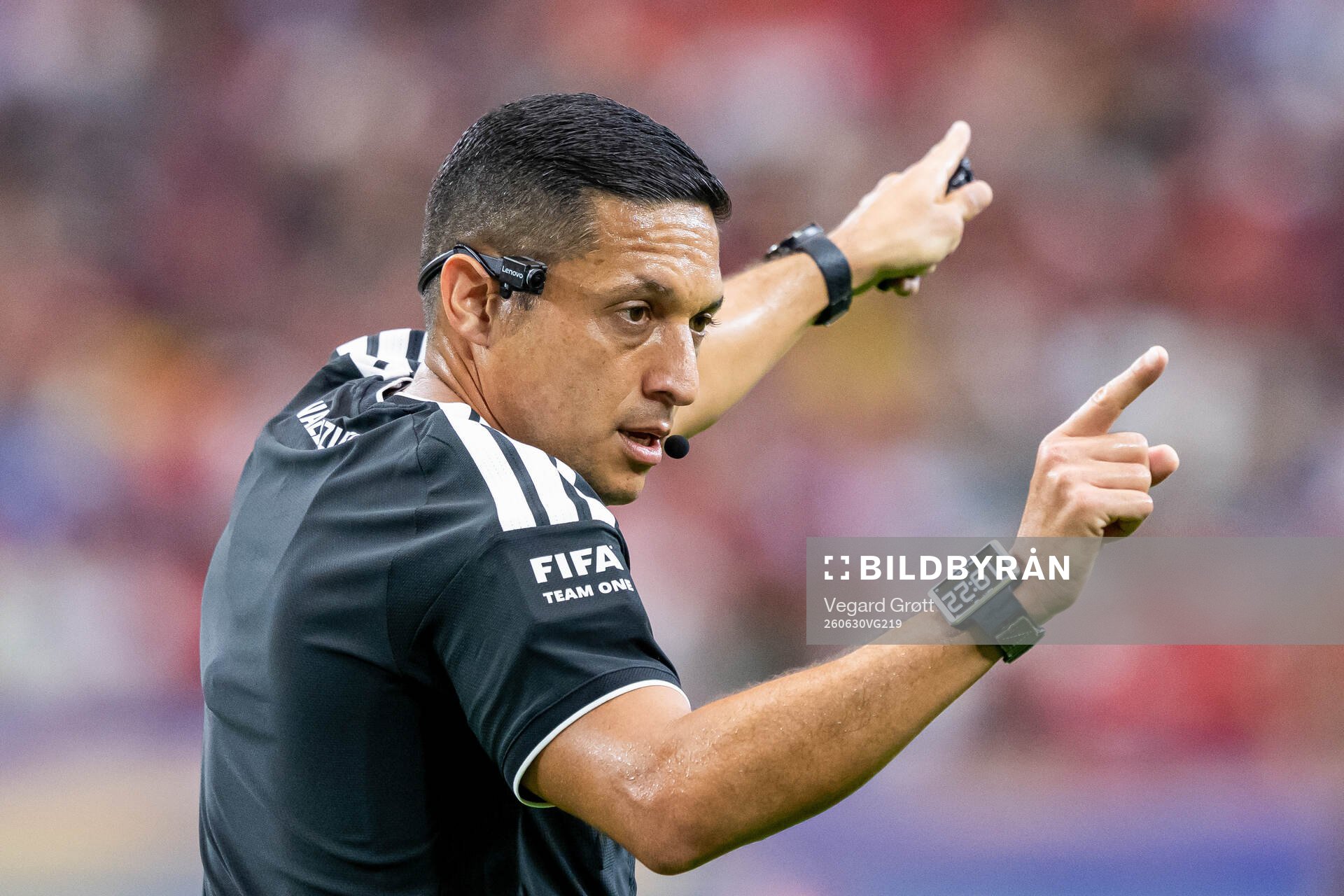 Referee Jesus Valenzuela