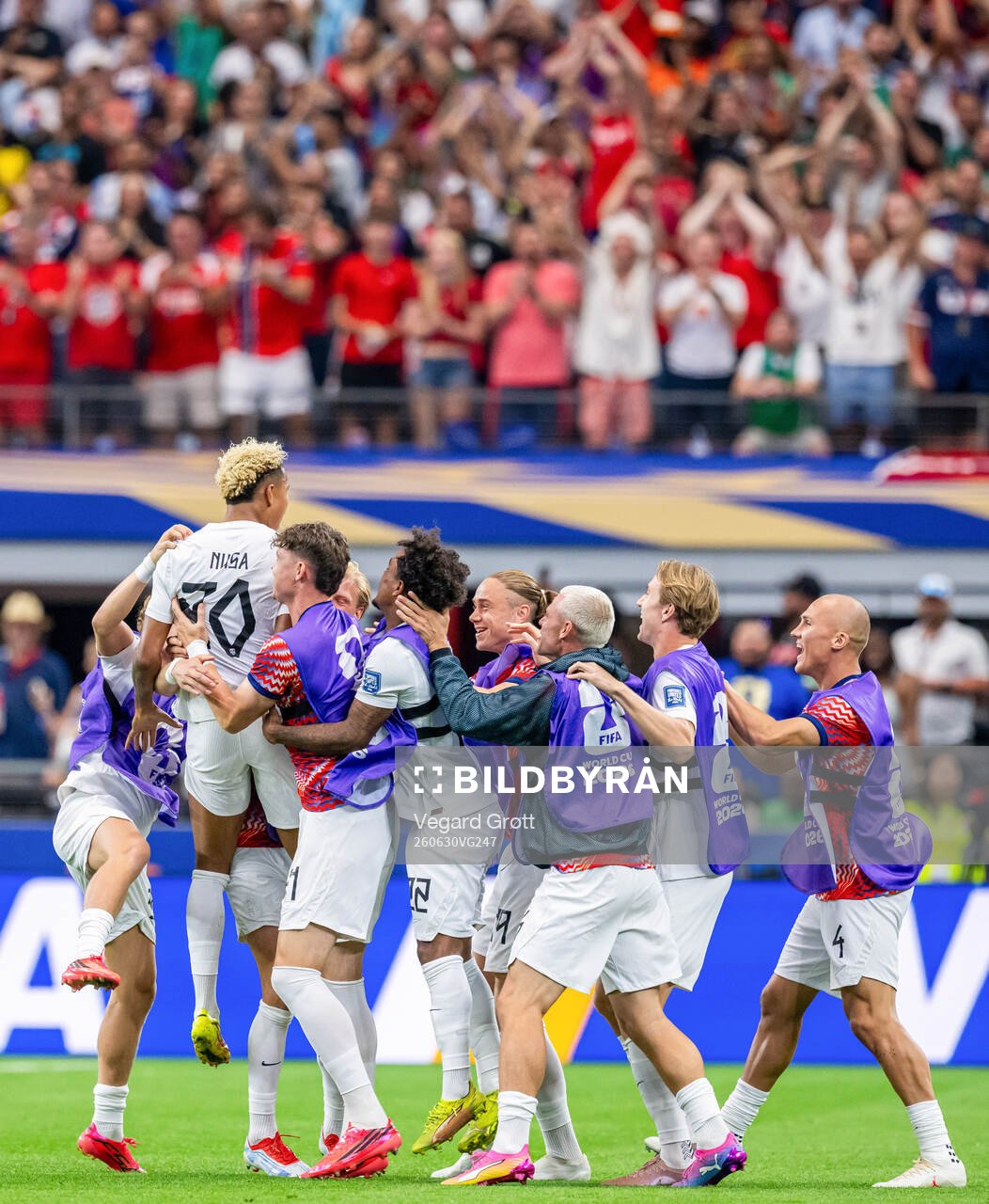 Antonio Nusa of Norway celebrates with Jørgen Strand