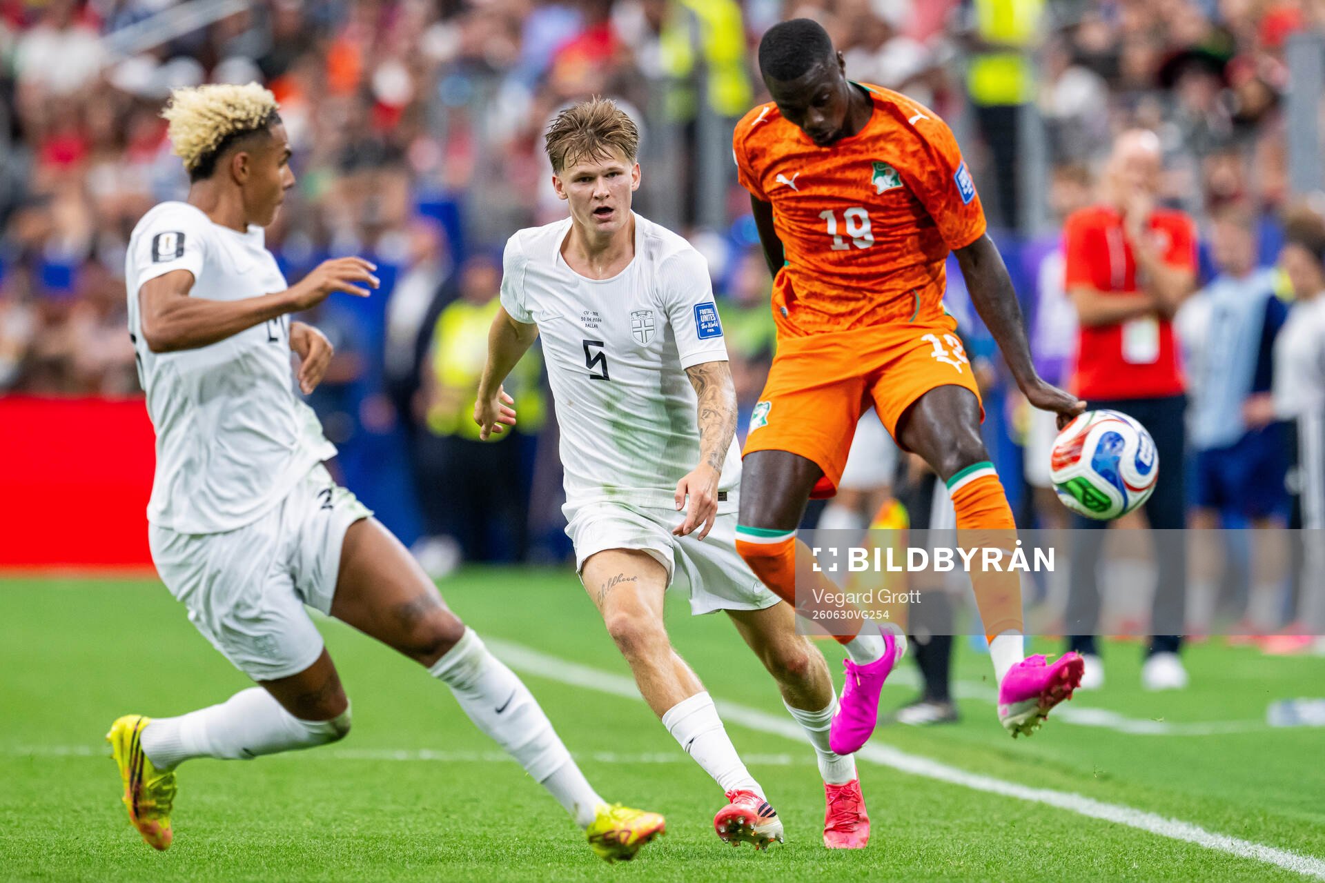 David Møller Wolfe of Norway and Nicolas Pepe of Côte