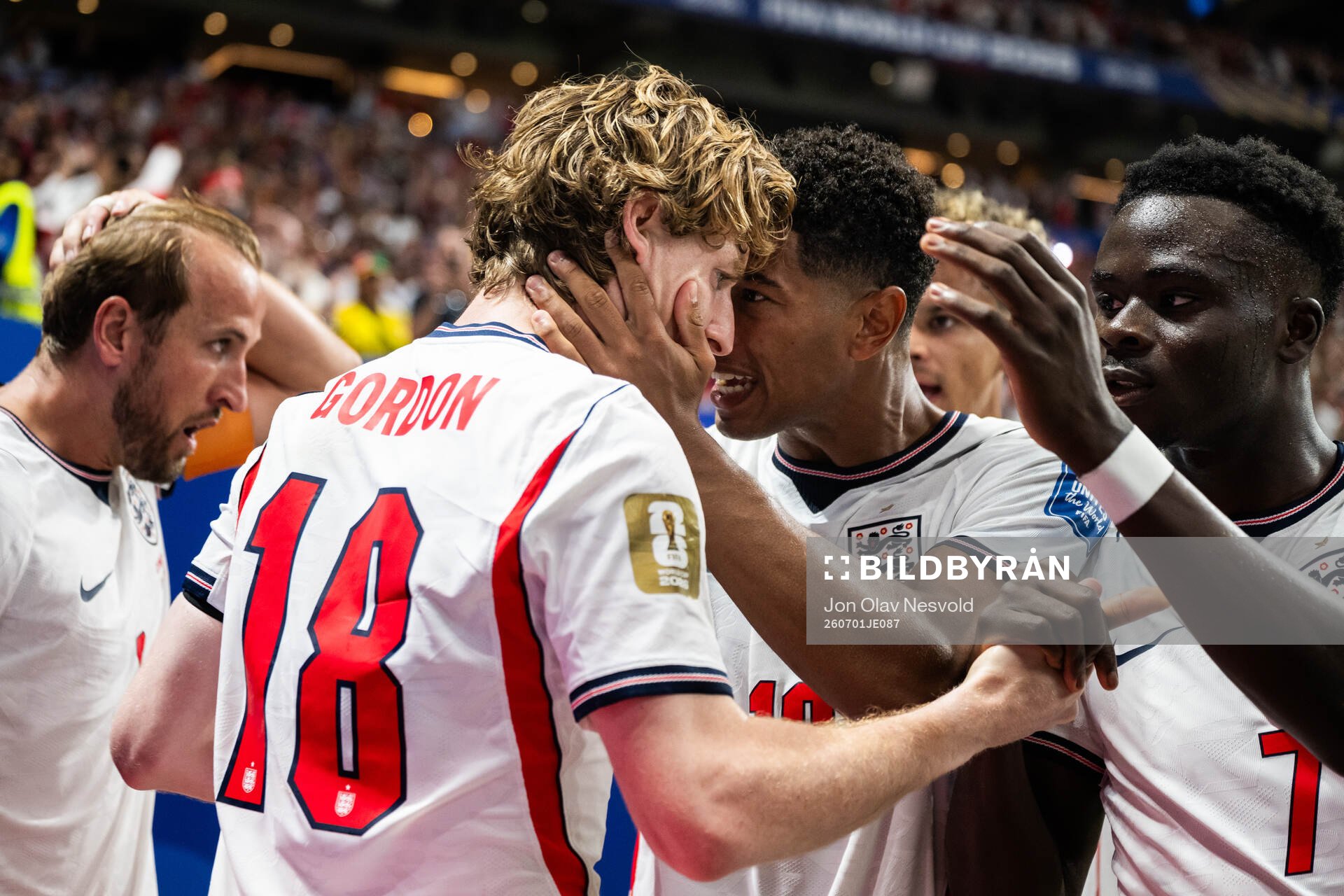 Anthony Gordon and Jude Bellingham of England celebrate