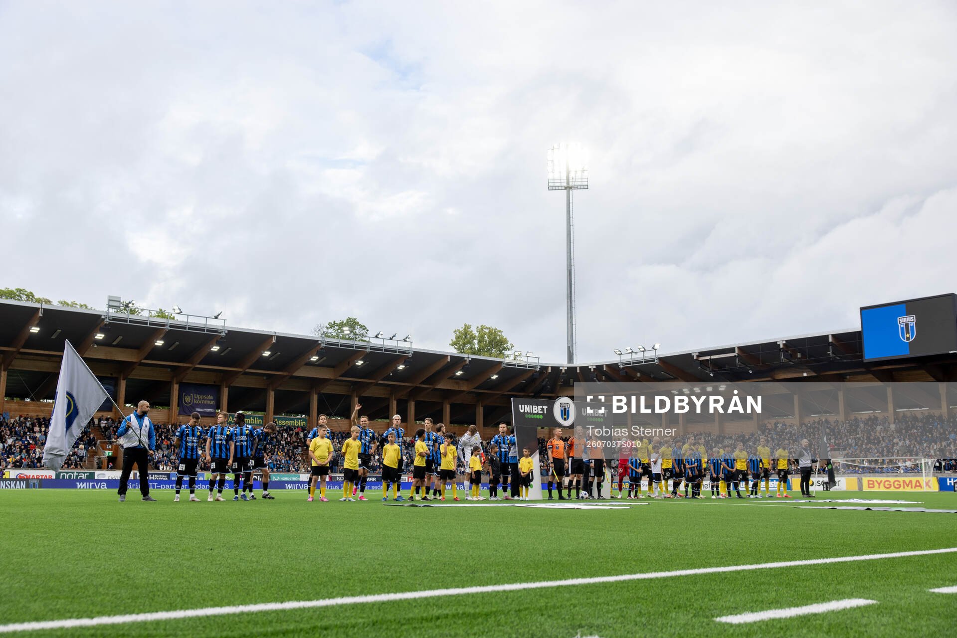 Mjällbys och Sirius spelare vid lineup