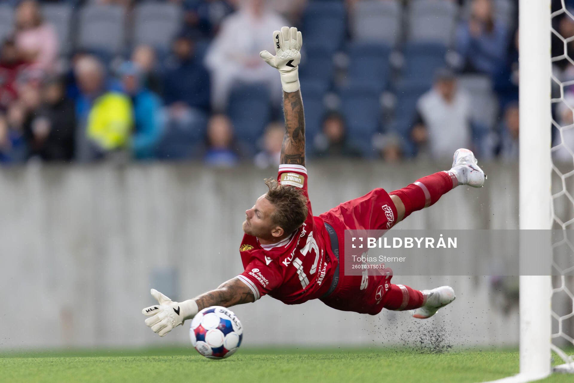 Mjällbys målvakt Robin Wallinder kastar sig