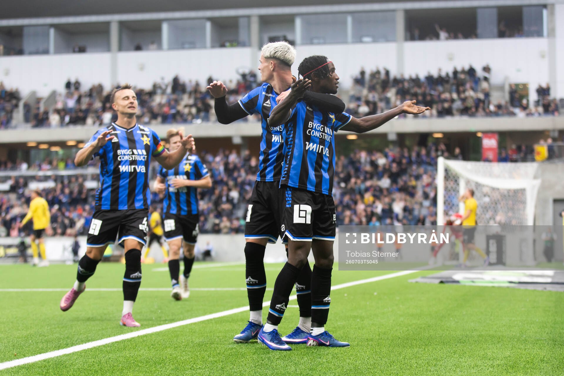 Sirius Robbie Ure och Odera Samuel Onuchukwu Adindu jublar