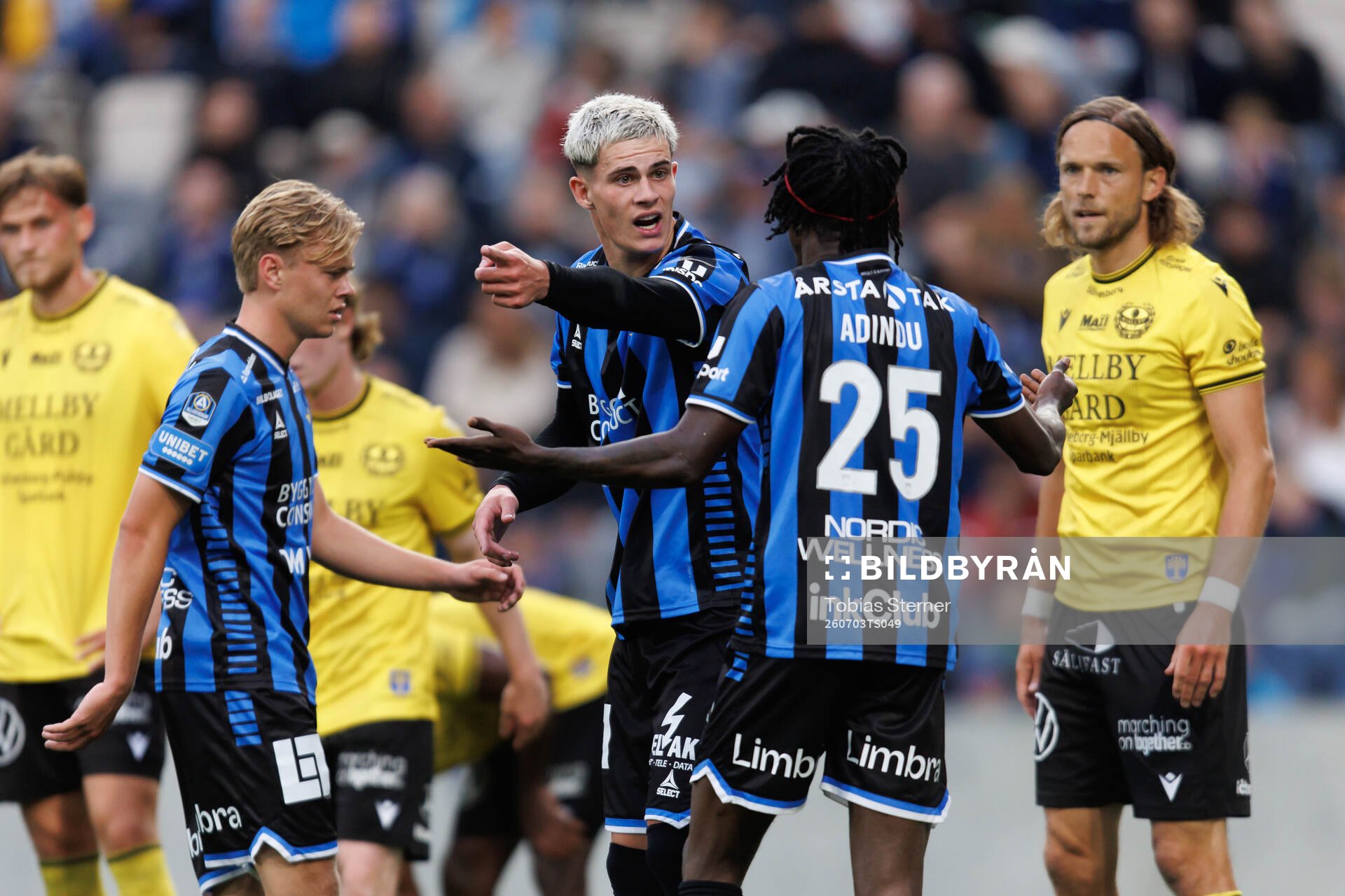 Sirius Robbie Ure i diskussion med Odera Samuel Onuchukwu
