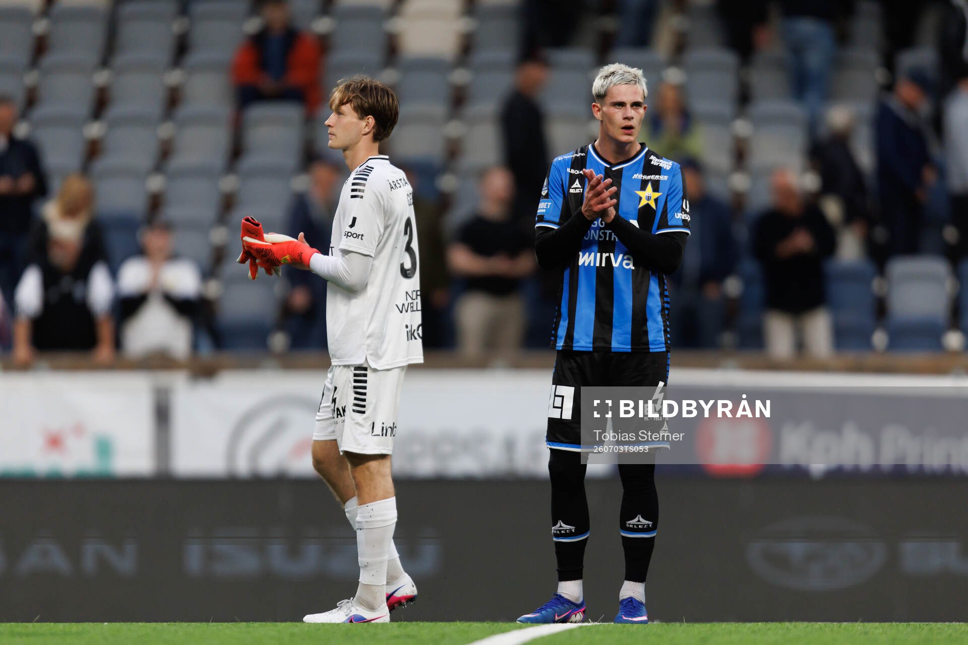 Sirius målvakt David Celic och Robbie Ure deppar