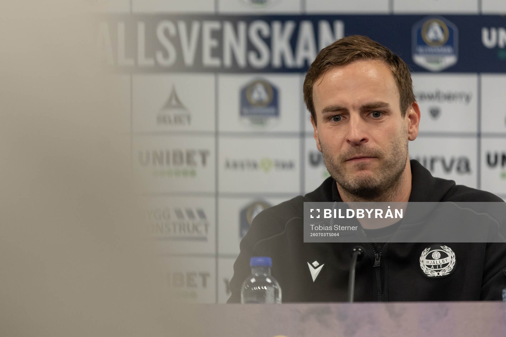 Mjällbys tränare Karl Marius Aksum på en presskonferens