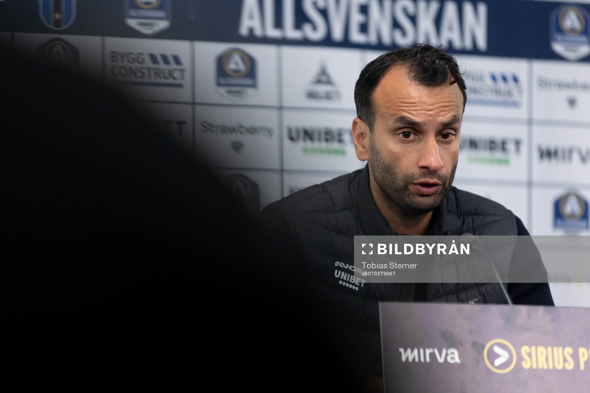 Sirius tränare Andreas Engelmark på en presskonferens