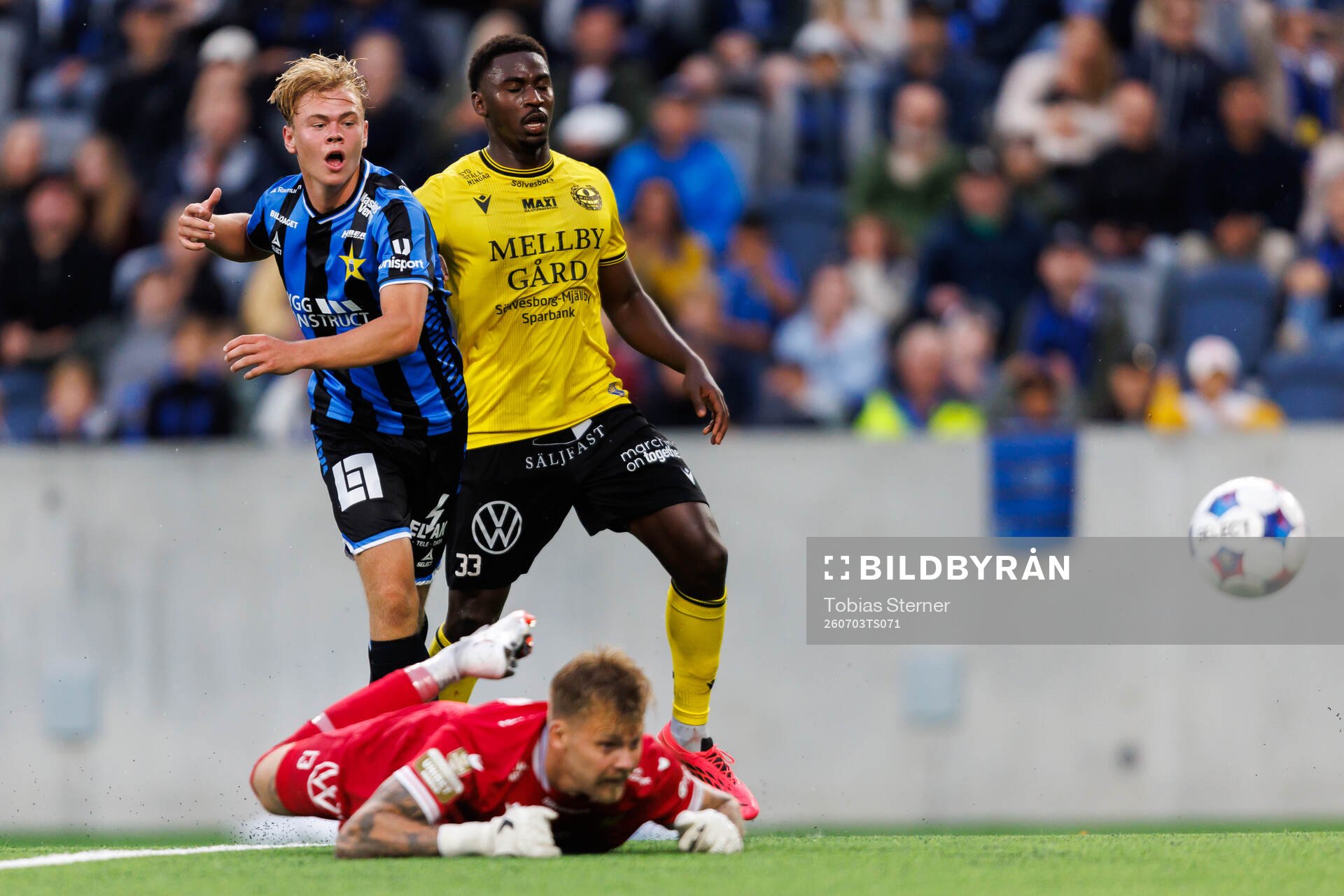Sirius Charlie Nildén och Mjällbys Tony Miettinen