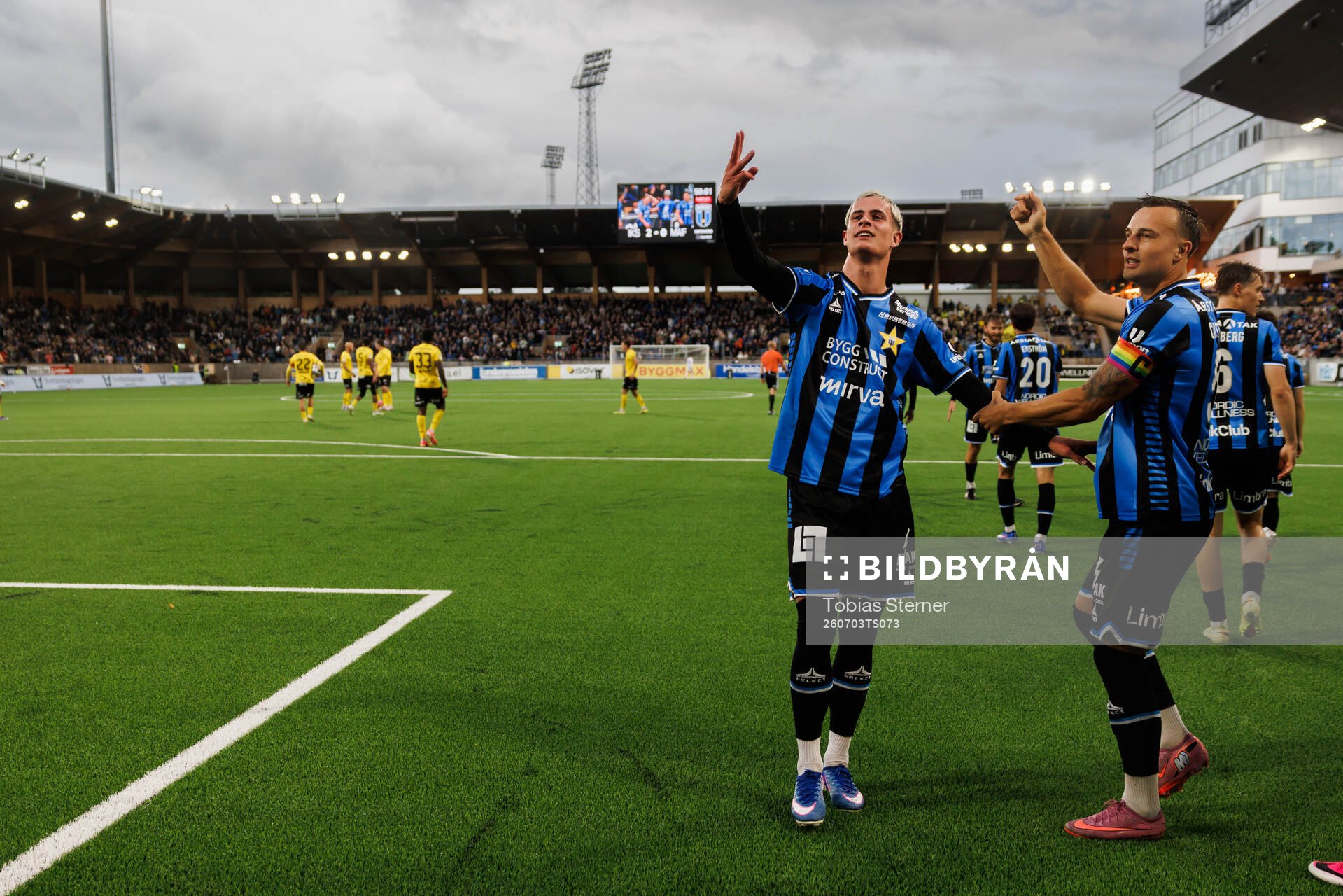 Sirius Robbie Ure och Henrik Rönnlöf Castegren jublar
