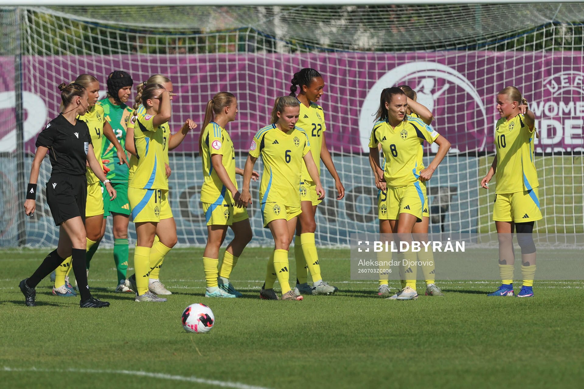 Players of Sweden look dejected