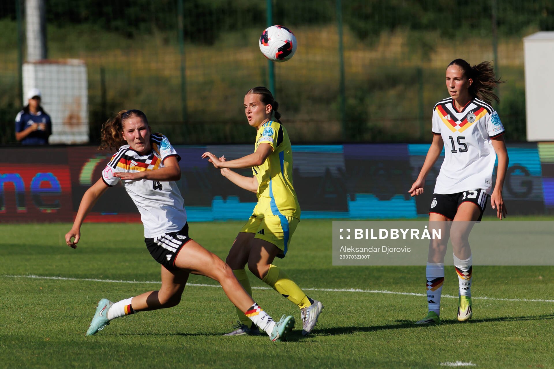 Lina Száraz of Germany and Agnes Ekberg of Sweden