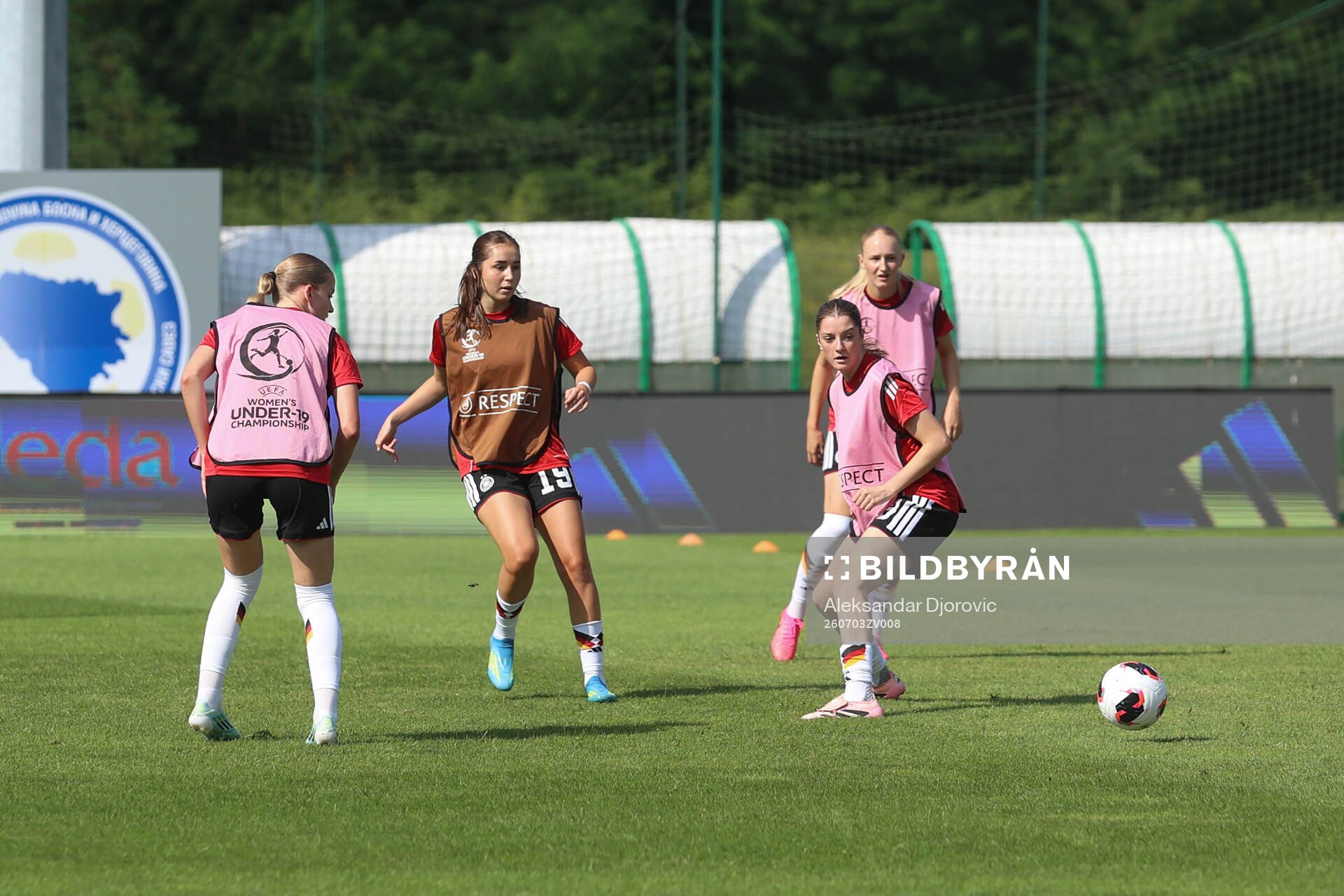 Laila Portella of Germany warm up