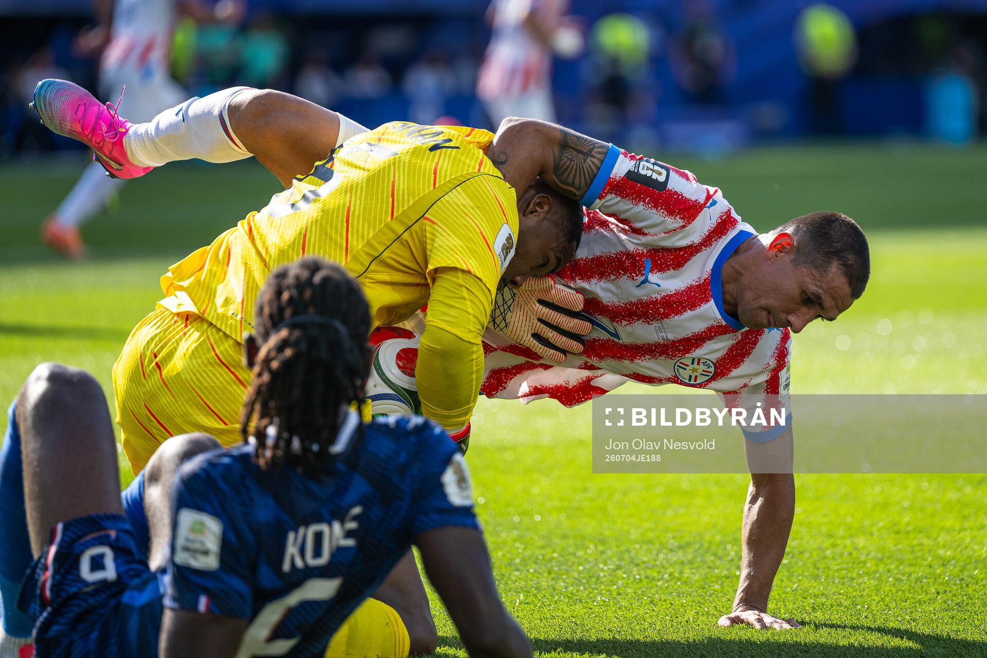 Goalkeeper Mike Maignan of France and Gustavo Velazquez of