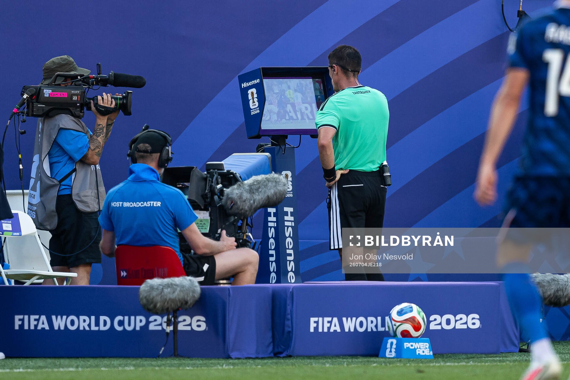 Referee Ilgiz Tantashev with a VAR-check