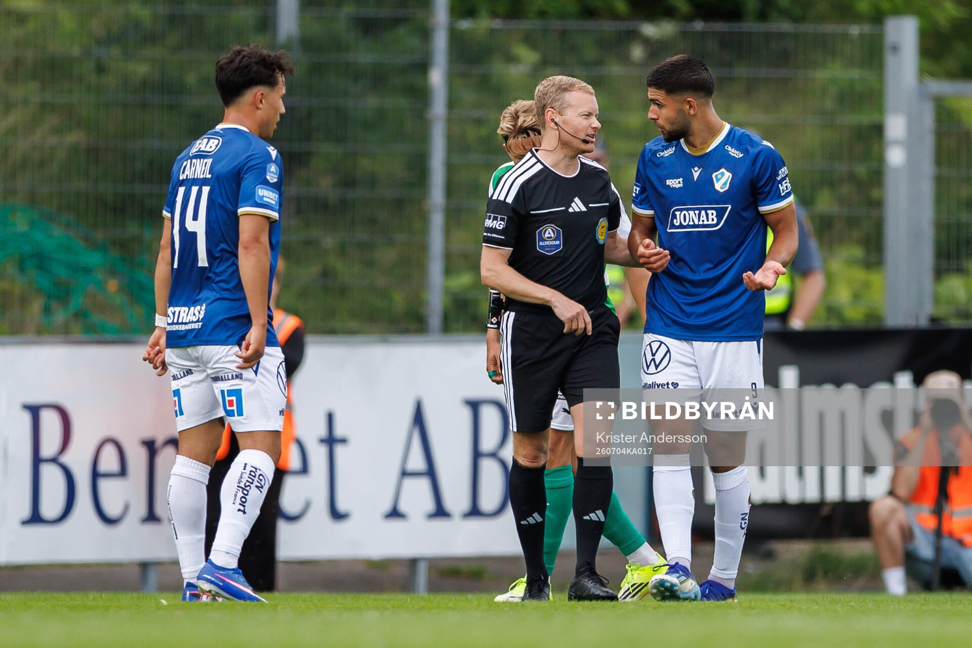 Domare Fredrik Klitte och Halmstads Omar Faraj