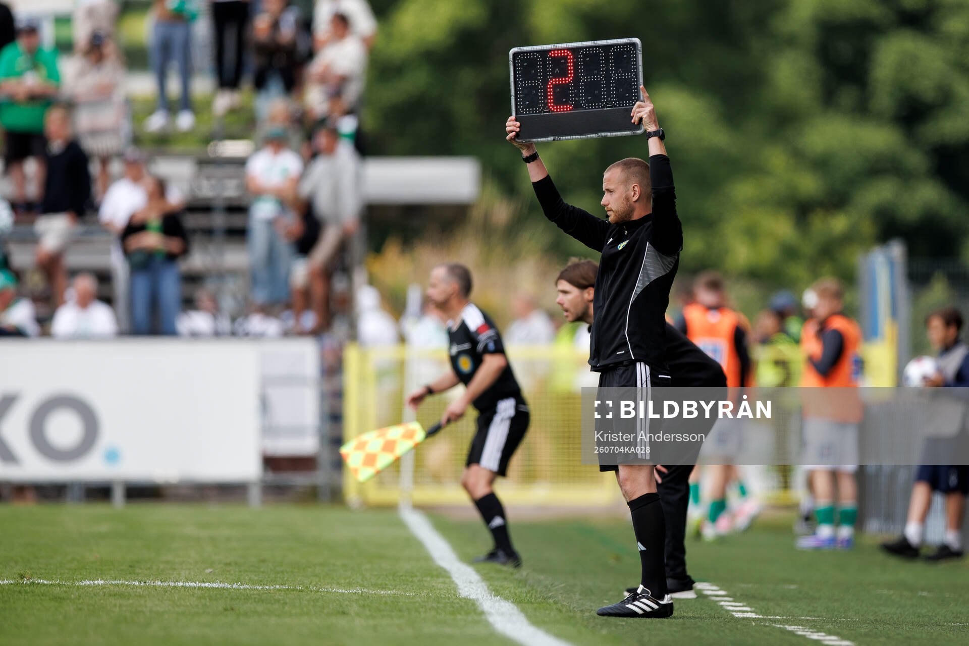 Fjärde domare Fredrik Karlsson visar upp tilläggstiden