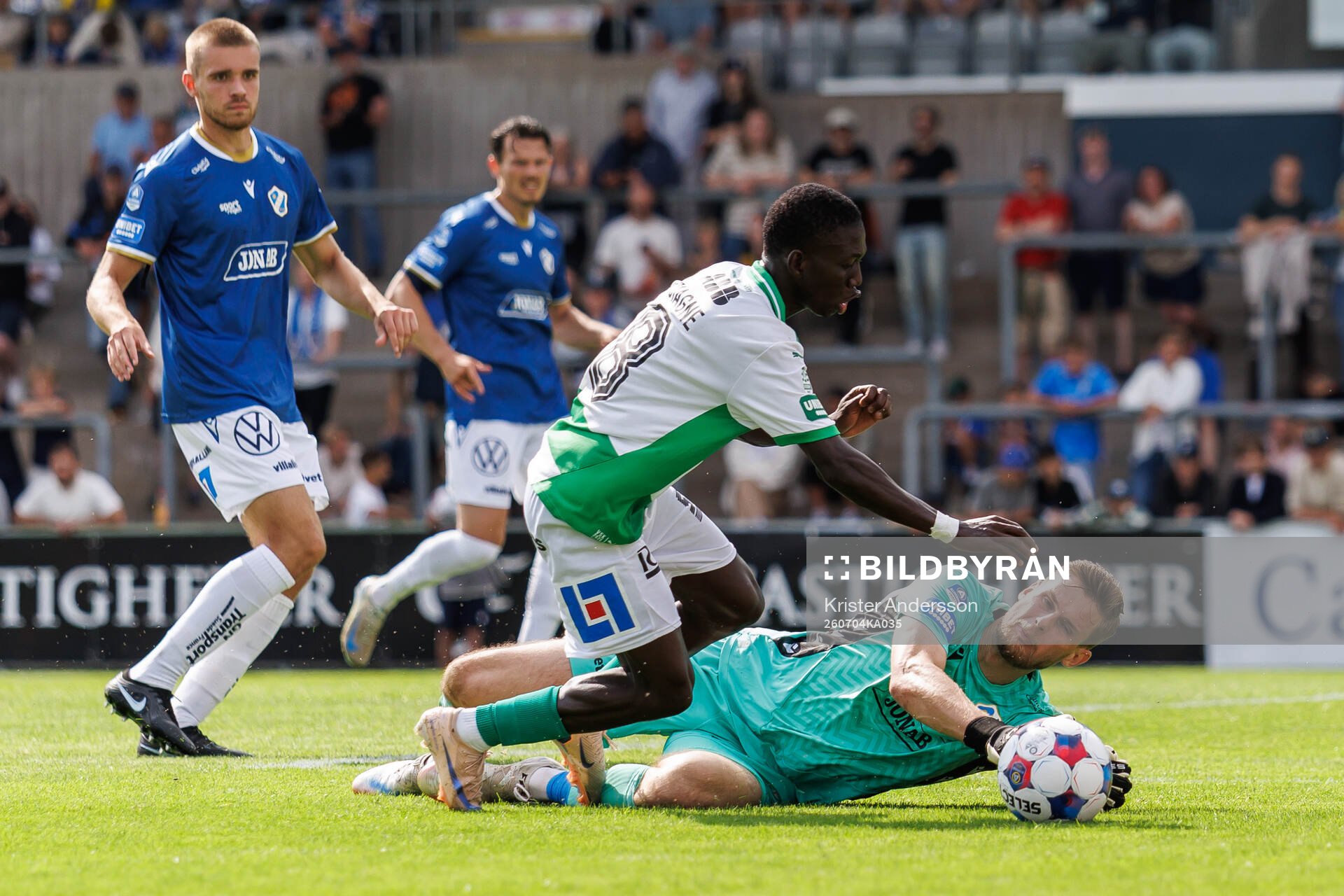 Halmstads målvakt Tim Rönning och Västerås Mamadou